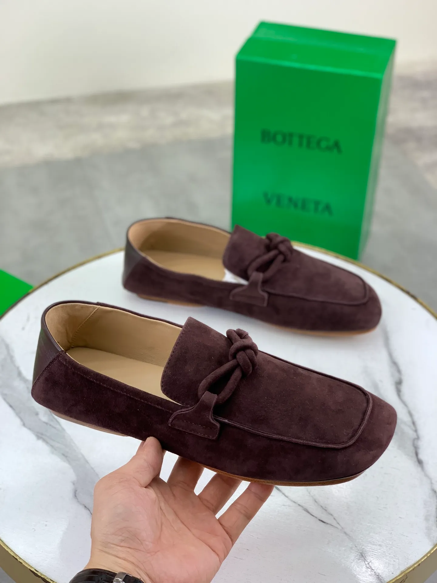Factory price P760💰Top quality (genuine leather outsole series)💎💎💎 BOTTEGA VENETA official website synchronizes the latest model, top version of the highest version of BV business leather shoes in the market, accept material comparison, shoe type comparison, process comparison, practical and texture, versatile, suitable for any occasion, the more you look at it, the more flavorful it becomes. Pure hand-woven craftsmanship - upper material, imported original hand-woven calfskin - high-quality water-dyed sheepskin lining - original private model custom-made hand-made leather outsole -Size: female 35-39 (34 40 customized) male 39-44 (38 45 customized) Comes with original BV green box, complete packaging.